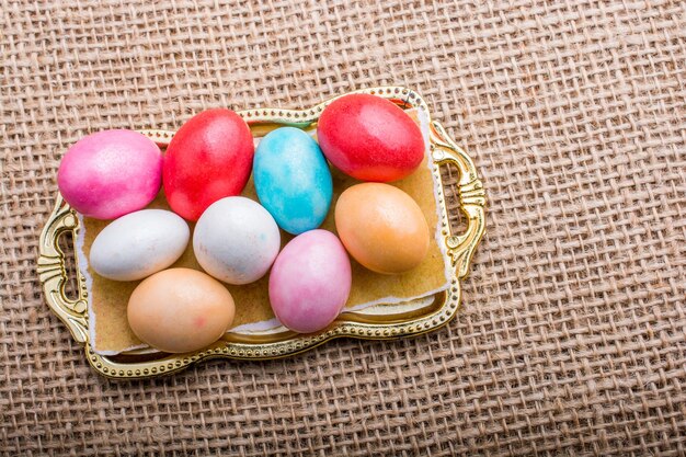 Délicieux bonbons colorés dans le bac