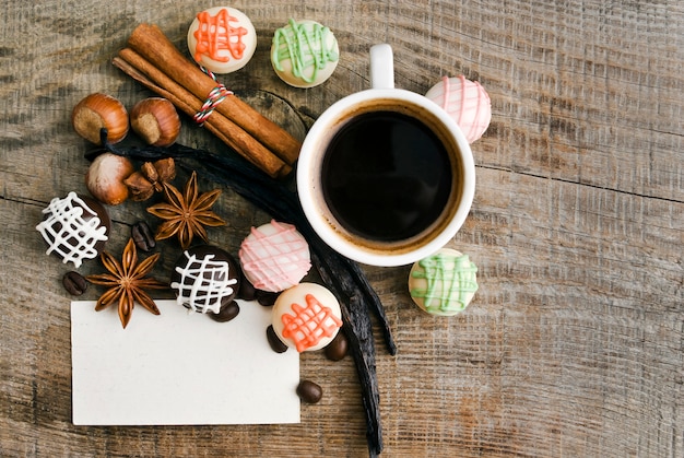 Délicieux bonbons et épices avec une tasse de café.