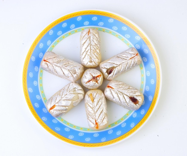 Délicieux bonbons indiens et Mithai sur une assiette pour le festival