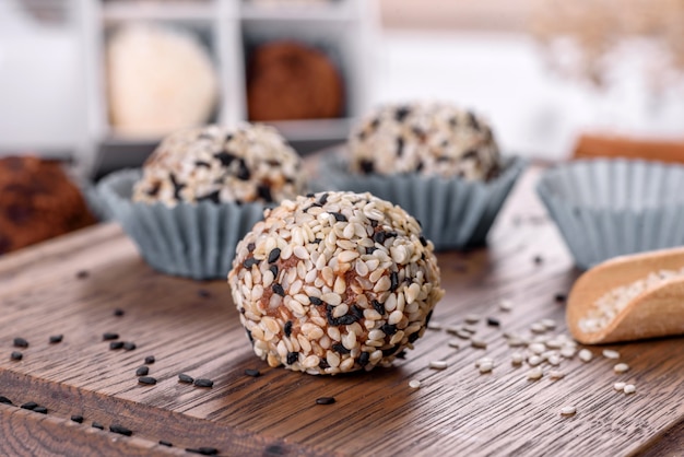 Délicieux bonbons sucrés faits à la main avec garniture au fromage et saupoudrage sur une table en béton