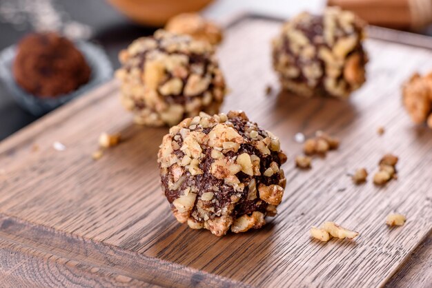 Délicieux bonbons sucrés faits à la main avec garniture au fromage et saupoudrage sur une table en béton