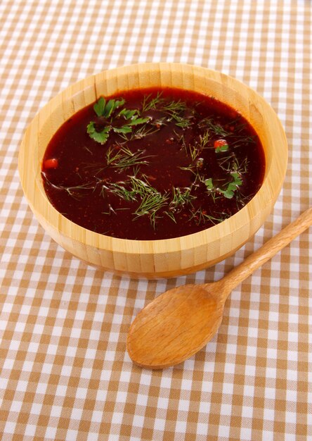 Un délicieux borsch sur la table