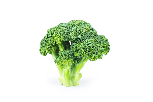 Délicieux brocoli frais, isolé sur blanc