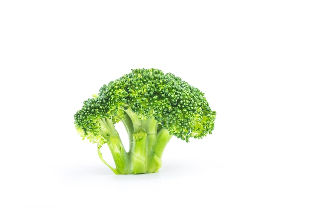 Délicieux brocoli frais, isolé sur blanc