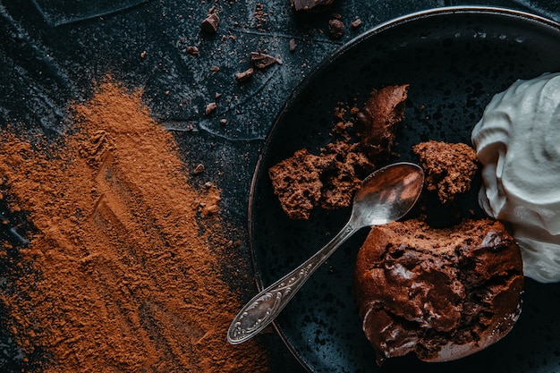 Délicieux brownie au chocolat avec de la crème fouettée sur une assiette.