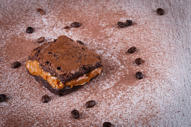 Délicieux brownie au chocolat sur la table