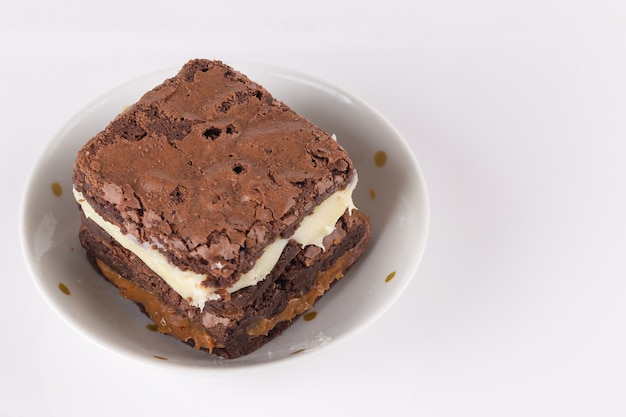 Délicieux brownie au chocolat sur la table