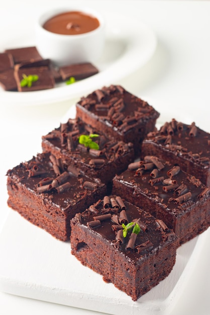 Délicieux brownies au chocolat à la menthe sur fond blanc Concept de gâteau sucré