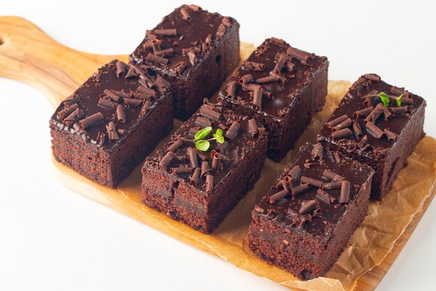 Délicieux brownies au chocolat à la menthe sur fond blanc Concept de gâteau sucré