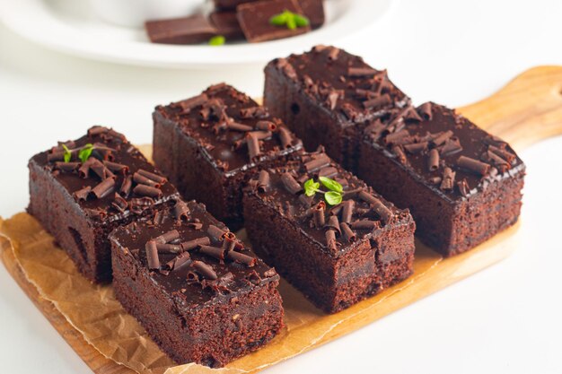Des délicieux brownies au chocolat avec de la menthe sur fond blanc Concept de gâteau sucré
