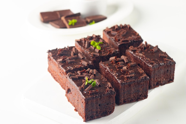 Des délicieux brownies au chocolat avec de la menthe sur fond blanc Concept de gâteau sucré