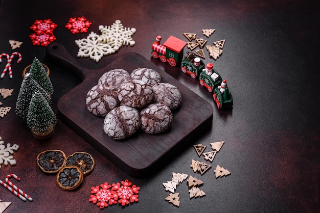 Délicieux brownies frais avec des décorations de Noël sur un fond de béton foncé