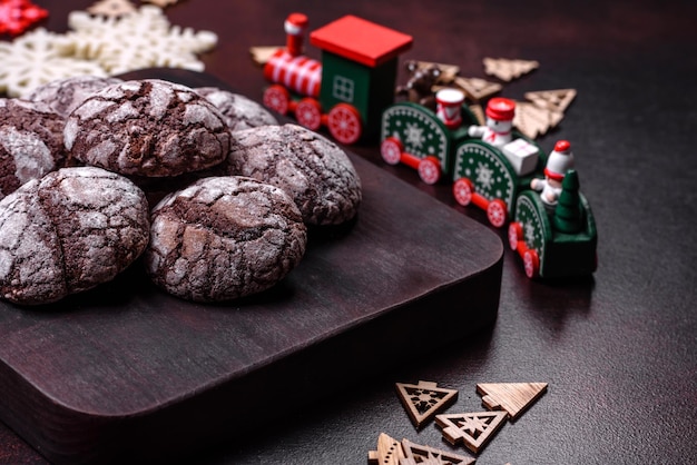 Délicieux brownies frais avec des décorations de Noël sur un fond de béton foncé