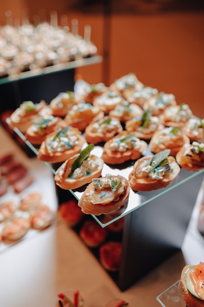 Délicieux buffet de fête avec des canapés et différents plats délicieux