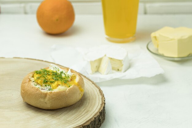 Délicieux Bun farci au fromage et à l'oeuf