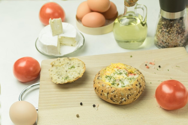 Délicieux Bun farci au fromage et à l'oeuf