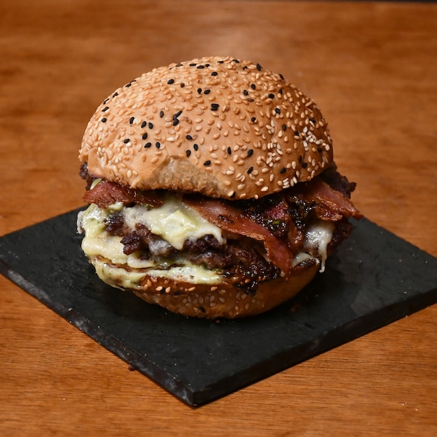 Délicieux burger avec bacon et fromage