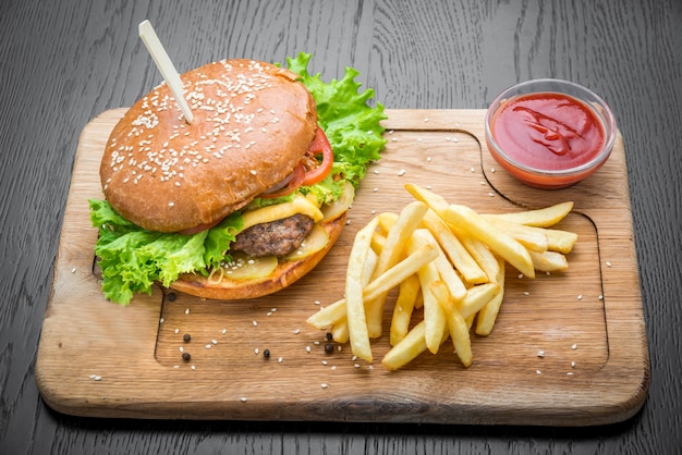 Photo délicieux burger de bœuf et frites