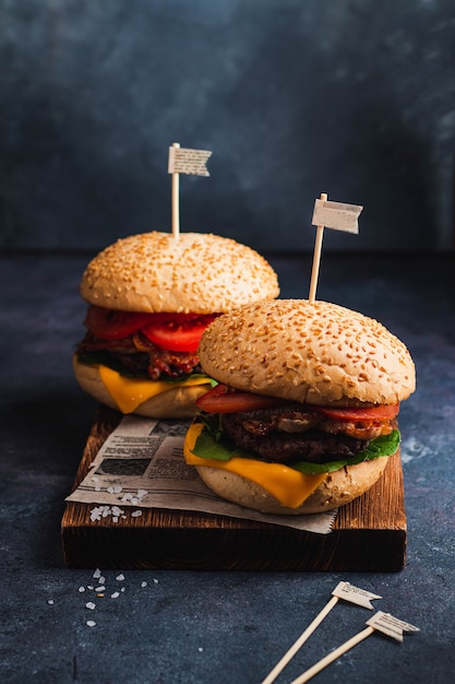 Délicieux burger de boeuf sur une planche de bois