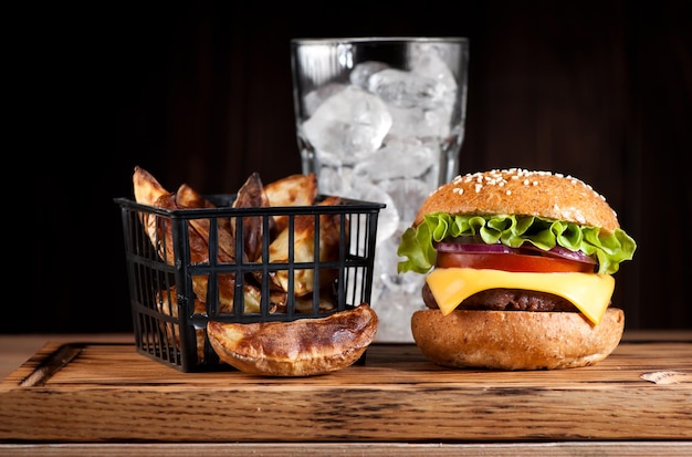 Délicieux burger de boeuf et pommes de terre frites