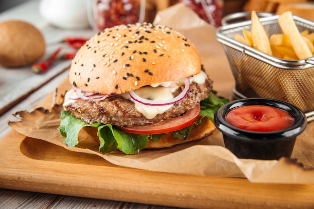 Délicieux burger avec escalope d'agneau et légumes