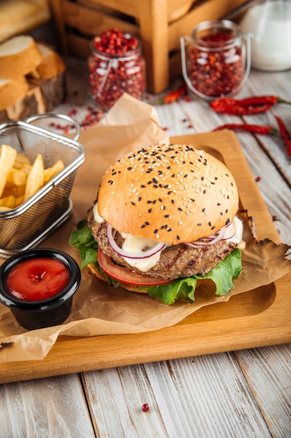 Délicieux burger avec escalope d'agneau et légumes