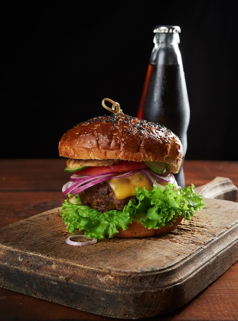 Délicieux burger avec escalope de boeuf frite et oignons