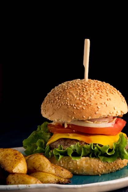 Délicieux burger fait maison avec des frites sur une assiette