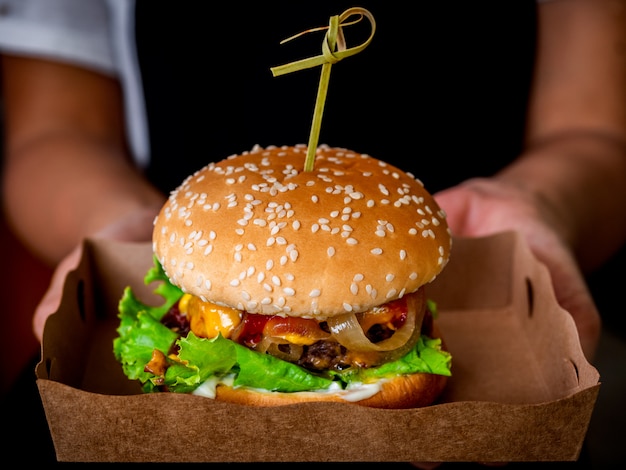 Délicieux burger fait maison prêt à manger.