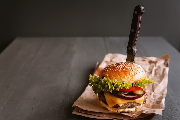 Délicieux burger fait maison sur une table en bois