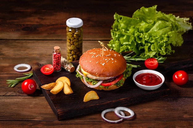 Délicieux burger fait maison sur une table en bois