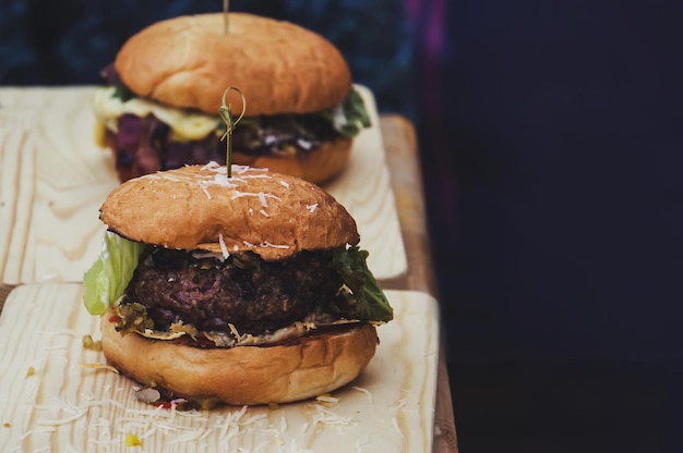 Délicieux burger maison appétissant utilisé pour hacher le boeuf