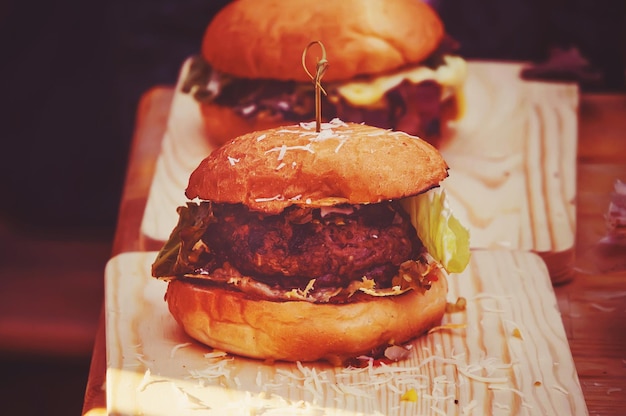 Délicieux burger maison appétissant utilisé pour hacher le boeuf