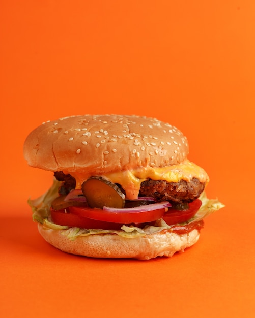 Délicieux Burger Sur Une Orange.