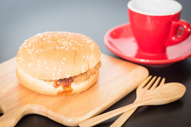 Délicieux burger de porc frit