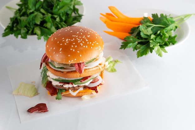 Délicieux burger sur une table en bois clair