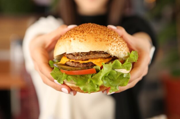 Délicieux burger avec viande de boeuf grillée, légumes, sauce. Concept de restauration rapide et de malbouffe.