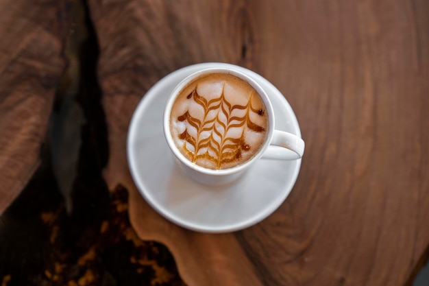 Délicieux café au lait sur une table en bois