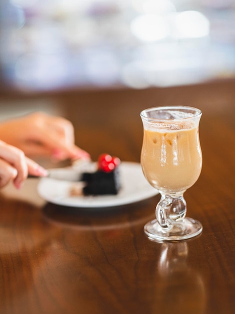 Délicieux café au lait sur la table dans un café