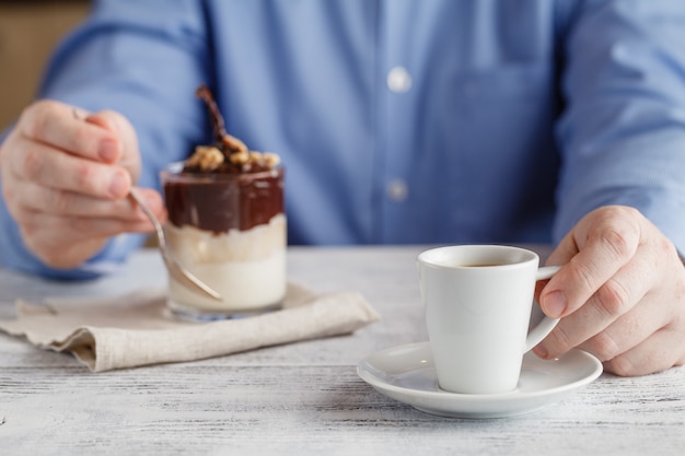 Délicieux café avec un dessert glacé à la poire