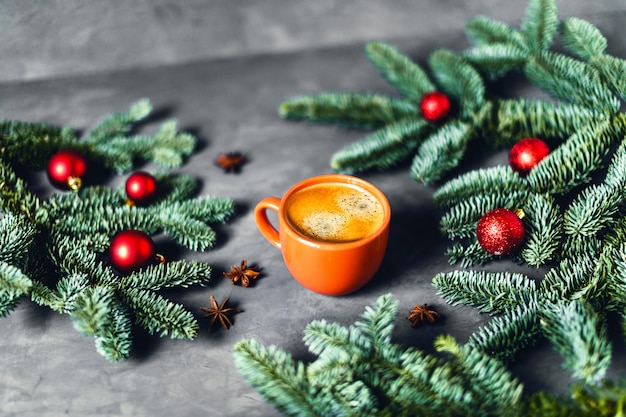 Délicieux café sur une table grise avec des branches d'épinette.