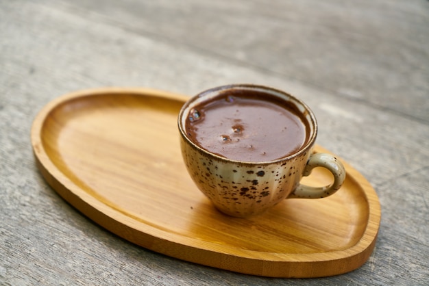 Délicieux café turc sur un plat en bois