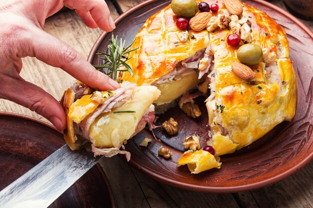 Délicieux camembert cuit en pâte et bacon