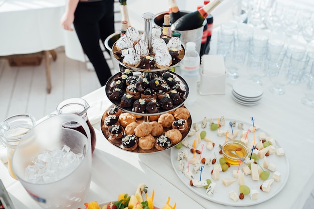 De délicieux canapés sur un beau plateau