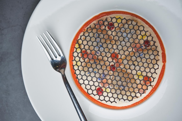 Délicieux carpaccio de calamars avec un élégant râpe à l'encre de calamar