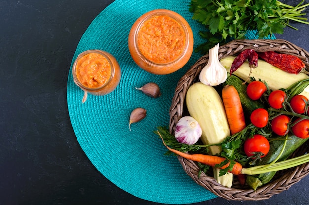 Délicieux caviar de courge dans un pot sur la table. Caviar fait maison avec courgettes, ail, carottes, sauce tomate. Cuisine végétalienne. La vue de dessus. Mise à plat