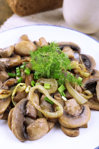 Délicieux champignons frits sur assiette sur table libre