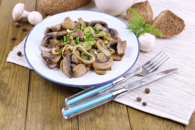 Photo délicieux champignons frits sur assiette sur table libre