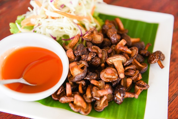 Délicieux champignons frits sur assiette