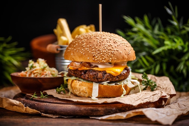 Délicieux cheeseburger au chou